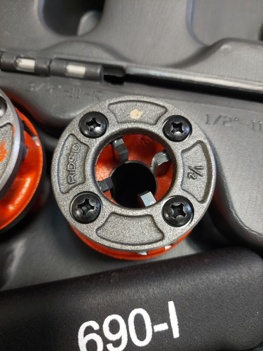 Электрический резьбонарезной клупп Ridgid модель 690-I  44933 (с головками 1/2" - 2")