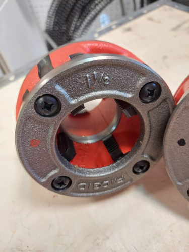 Электрический резьбонарезной клупп Ridgid модель 690-I  44933 (с головками 1/2" - 2")