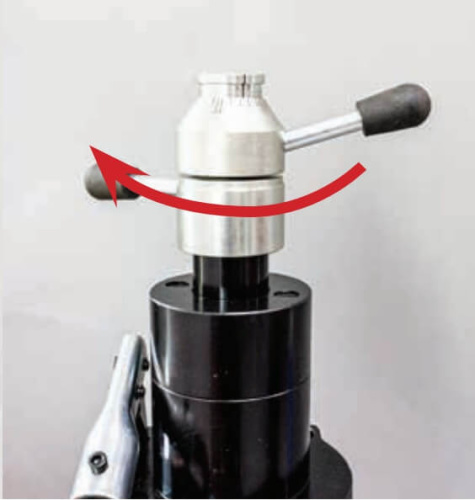 Желобонакатной станок  BrexGroover-12А. Для труб от 1 до 12 дюймов. В комплект входит кнопка-педаль с защитной крышкой для включения станка.